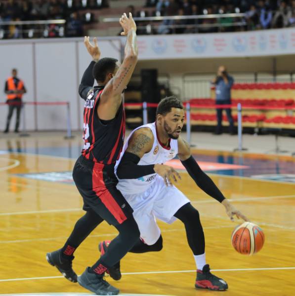 Eskişehir Basket solukları kesen maçta Gaziantep Basketbol'u iki uzatma sonucunda 118-119 mağlup etti.