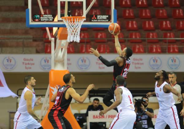 Eskişehir Basket solukları kesen maçta Gaziantep Basketbol'u iki uzatma sonucunda 118-119 mağlup etti.