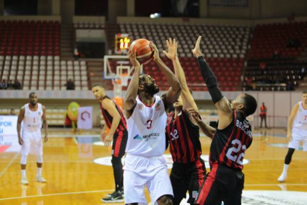 Eskişehir Basket solukları kesen maçta Gaziantep Basketbol'u iki uzatma sonucunda 118-119 mağlup etti.