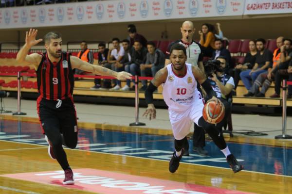 Eskişehir Basket solukları kesen maçta Gaziantep Basketbol'u iki uzatma sonucunda 118-119 mağlup etti.