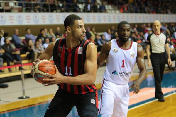 Eskişehir Basket solukları kesen maçta Gaziantep Basketbol'u iki uzatma sonucunda 118-119 mağlup etti.