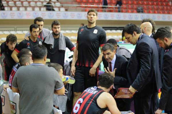 Eskişehir Basket solukları kesen maçta Gaziantep Basketbol'u iki uzatma sonucunda 118-119 mağlup etti.