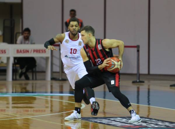 Eskişehir Basket solukları kesen maçta Gaziantep Basketbol'u iki uzatma sonucunda 118-119 mağlup etti.