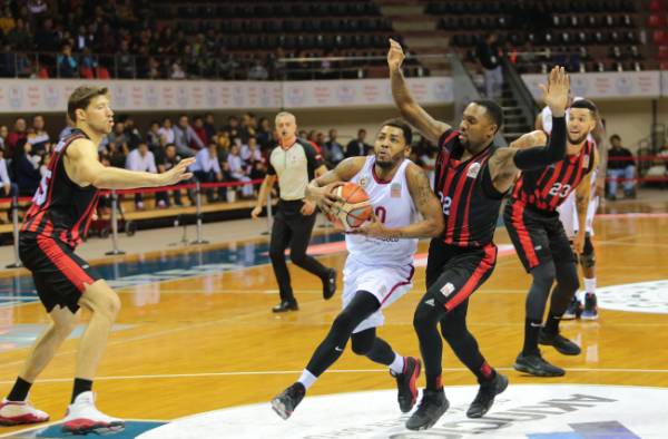 Eskişehir Basket solukları kesen maçta Gaziantep Basketbol'u iki uzatma sonucunda 118-119 mağlup etti.