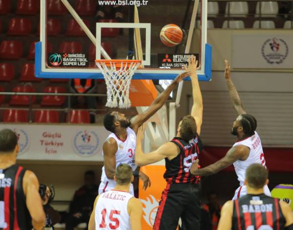 Eskişehir Basket solukları kesen maçta Gaziantep Basketbol'u iki uzatma sonucunda 118-119 mağlup etti.