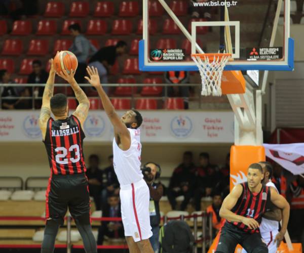 Eskişehir Basket solukları kesen maçta Gaziantep Basketbol'u iki uzatma sonucunda 118-119 mağlup etti.