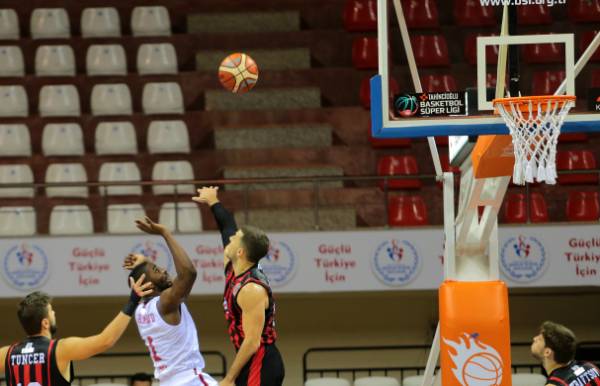 Eskişehir Basket solukları kesen maçta Gaziantep Basketbol'u iki uzatma sonucunda 118-119 mağlup etti.