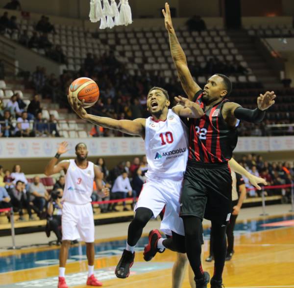 Eskişehir Basket solukları kesen maçta Gaziantep Basketbol'u iki uzatma sonucunda 118-119 mağlup etti.