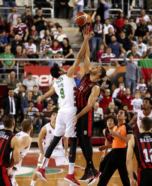 Tahincioğlu Basketbol Süper Ligi'nde 6'ncı hafta mücadelesinde temsilcimiz Eskişehir Basket, Pınar Karşıyaka'yı deplasmanda 74-70 yendi.
