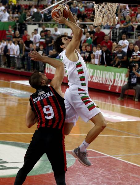 Tahincioğlu Basketbol Süper Ligi'nde 6'ncı hafta mücadelesinde temsilcimiz Eskişehir Basket, Pınar Karşıyaka'yı deplasmanda 74-70 yendi.
