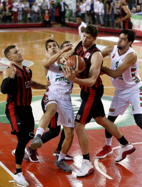 Tahincioğlu Basketbol Süper Ligi'nde 6'ncı hafta mücadelesinde temsilcimiz Eskişehir Basket, Pınar Karşıyaka'yı deplasmanda 74-70 yendi.
