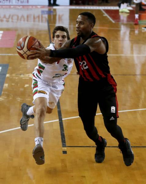 Tahincioğlu Basketbol Süper Ligi'nde 6'ncı hafta mücadelesinde temsilcimiz Eskişehir Basket, Pınar Karşıyaka'yı deplasmanda 74-70 yendi.
