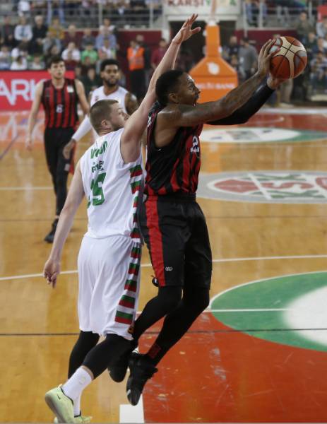 Tahincioğlu Basketbol Süper Ligi'nde 6'ncı hafta mücadelesinde temsilcimiz Eskişehir Basket, Pınar Karşıyaka'yı deplasmanda 74-70 yendi.
