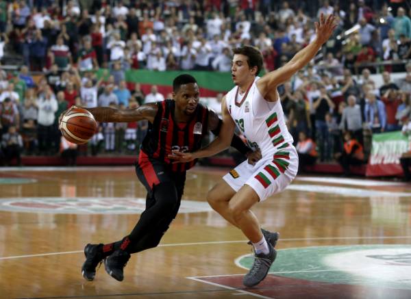 Tahincioğlu Basketbol Süper Ligi'nde 6'ncı hafta mücadelesinde temsilcimiz Eskişehir Basket, Pınar Karşıyaka'yı deplasmanda 74-70 yendi.
