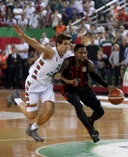 Tahincioğlu Basketbol Süper Ligi'nde 6'ncı hafta mücadelesinde temsilcimiz Eskişehir Basket, Pınar Karşıyaka'yı deplasmanda 74-70 yendi.
