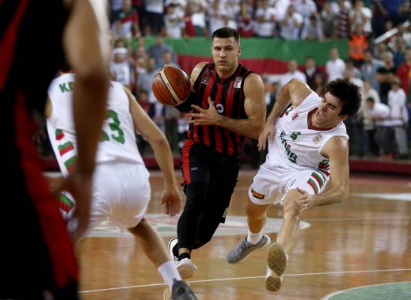 Tahincioğlu Basketbol Süper Ligi'nde 6'ncı hafta mücadelesinde temsilcimiz Eskişehir Basket, Pınar Karşıyaka'yı deplasmanda 74-70 yendi.
