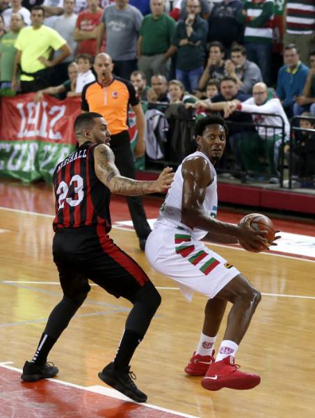 Tahincioğlu Basketbol Süper Ligi'nde 6'ncı hafta mücadelesinde temsilcimiz Eskişehir Basket, Pınar Karşıyaka'yı deplasmanda 74-70 yendi.
