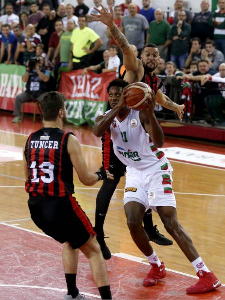 Tahincioğlu Basketbol Süper Ligi'nde 6'ncı hafta mücadelesinde temsilcimiz Eskişehir Basket, Pınar Karşıyaka'yı deplasmanda 74-70 yendi.
