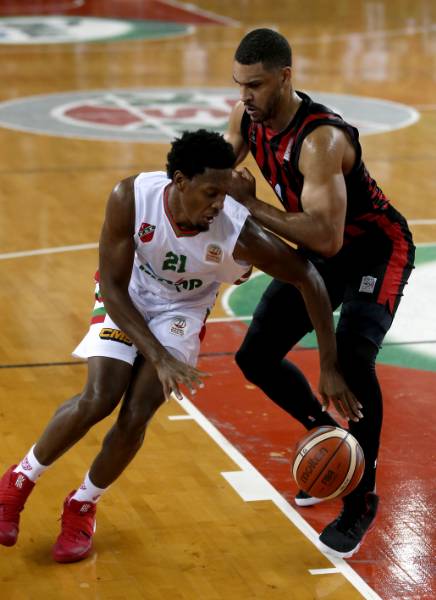 Tahincioğlu Basketbol Süper Ligi'nde 6'ncı hafta mücadelesinde temsilcimiz Eskişehir Basket, Pınar Karşıyaka'yı deplasmanda 74-70 yendi.
