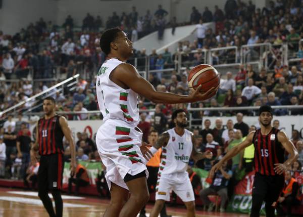 Tahincioğlu Basketbol Süper Ligi'nde 6'ncı hafta mücadelesinde temsilcimiz Eskişehir Basket, Pınar Karşıyaka'yı deplasmanda 74-70 yendi.
