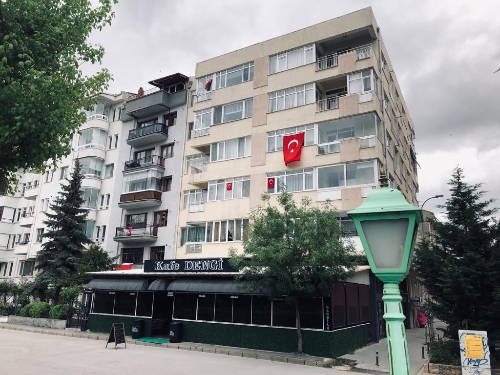 Apartmanlarda oluşan bayrak manzaraları, görenlerin bayram ruhunu hissetmesine neden oldu.