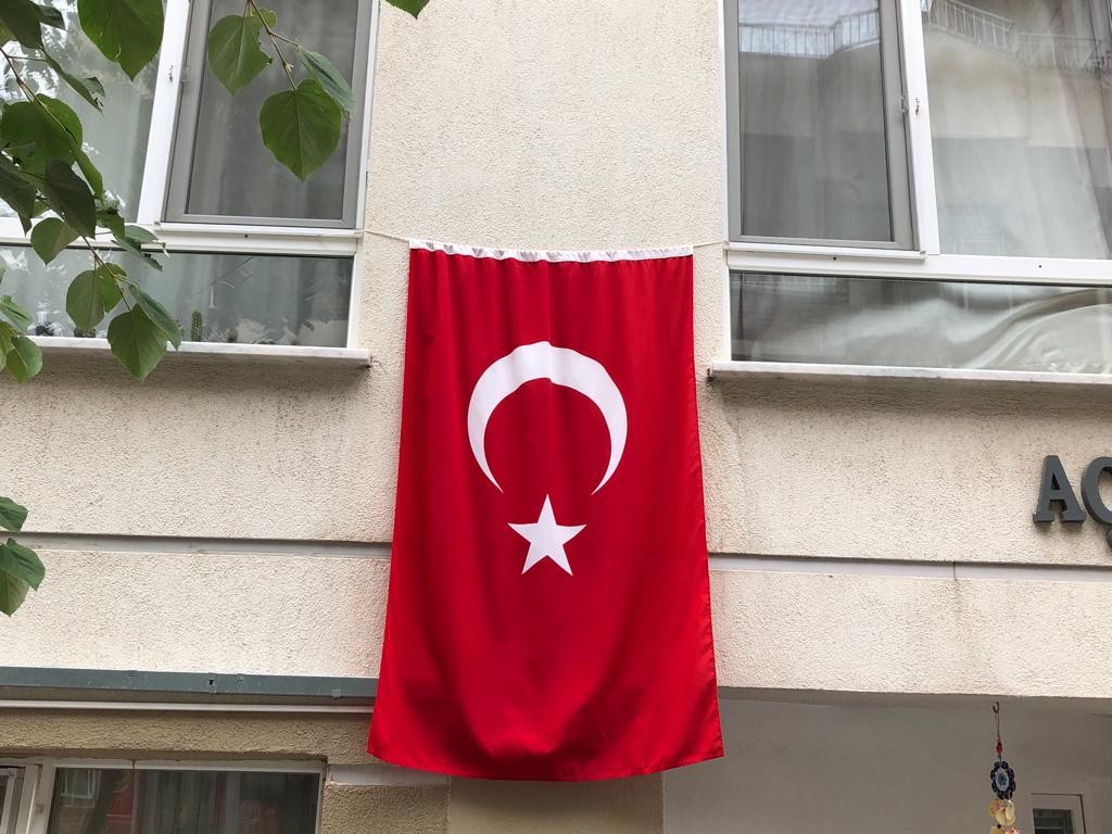 Eskişehirliler 19 Mayıs Atatürk’ü Anma, Gençlik ve Spor Bayramı coşkusunu pencerelere ve balkonlara astıkları Türk bayraklarıyla yansıttı.