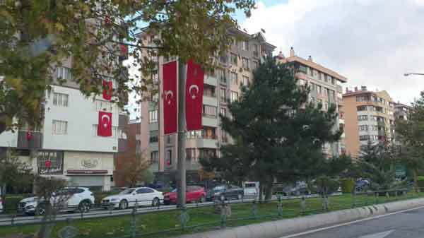 Eskişehir'de 29 Ekim Cumhuriyet Bayramı dolayısı ile cadde ve sokaklar Türk bayrakları ile donatıldı. 