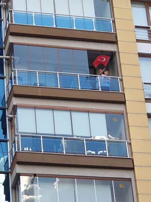 Eskişehir'de 29 Ekim Cumhuriyet Bayramı dolayısı ile cadde ve sokaklar Türk bayrakları ile donatıldı. 