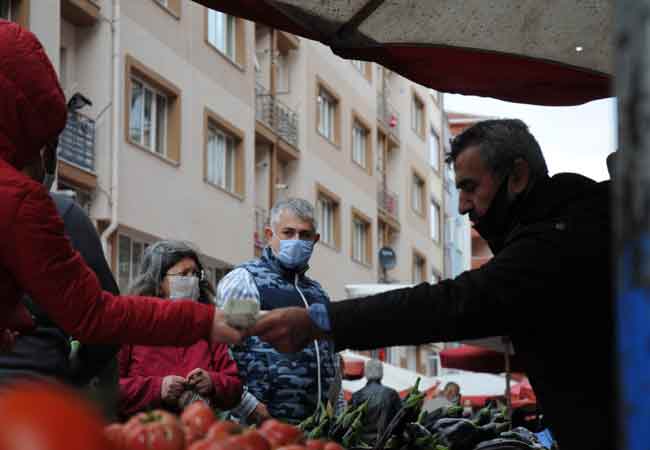 Eskişehir’de Ramazan bayramında uygulanacak olan 4 günlük sokağa çıkma yasağı öncesi semt pazarlarında yoğunluk yaşanırken tedbirlere uyulmaması dikkat çekti.