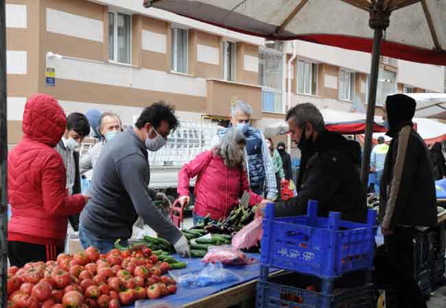 Eskişehir’de Ramazan bayramında uygulanacak olan 4 günlük sokağa çıkma yasağı öncesi semt pazarlarında yoğunluk yaşanırken tedbirlere uyulmaması dikkat çekti.