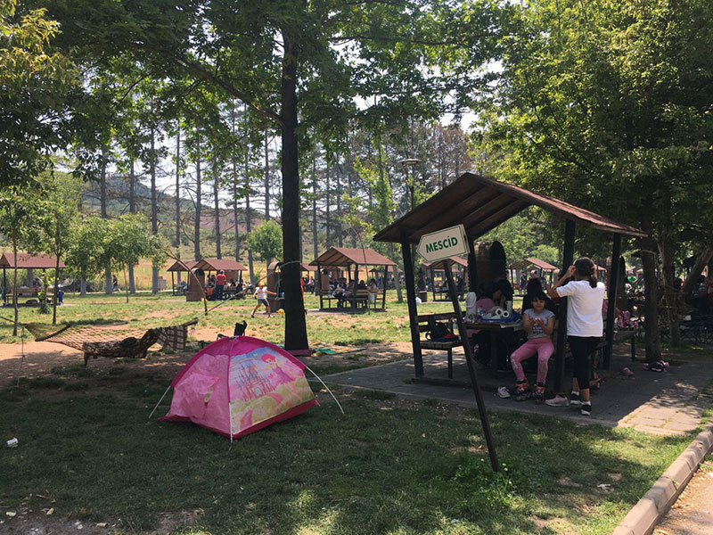 Oturma alanları ve çocuklar için oyun bahçeleri bulunan yaklaşık 30 bin metrekarelik alanda güzel havanın tadını çıkaran vatandaşla bayramı sevdikleriyle beraber geçirmenin mutluluğunu yaşadıklarını ifade ederken çocuklar ise oyun alanlarının keyfini çıkardı