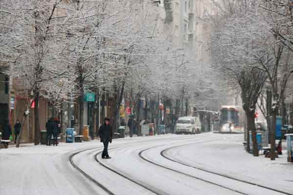 Eskişehir'de sabaha karşı başlayan kar, kent merkezini etkiledi.