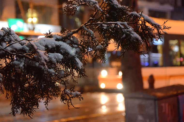 Eskişehir'de gece saatlerinden itibaren etkili olmaya başlayan kar yağışı, güzel görüntüler ortaya çıkardı.