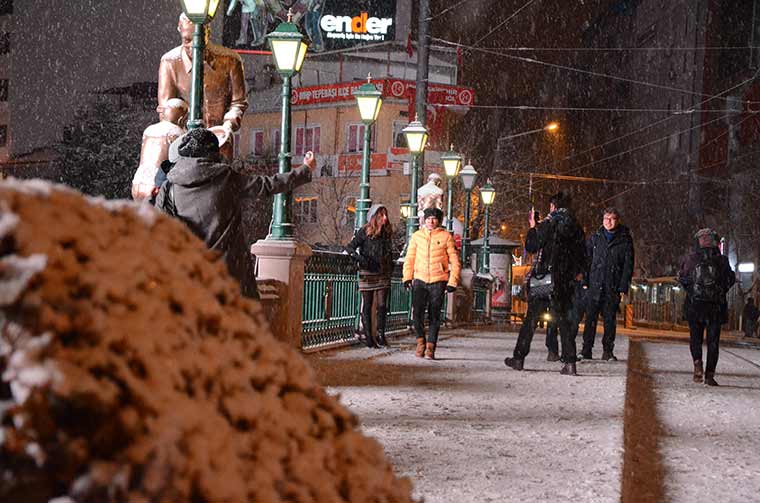 Eskişehir'de gece saatlerinden itibaren etkili olmaya başlayan kar yağışı, güzel görüntüler ortaya çıkardı.