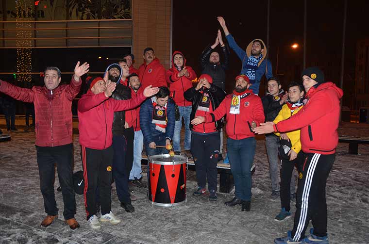 Eskişehir'de gece saatlerinden itibaren etkili olmaya başlayan kar yağışı, güzel görüntüler ortaya çıkardı.