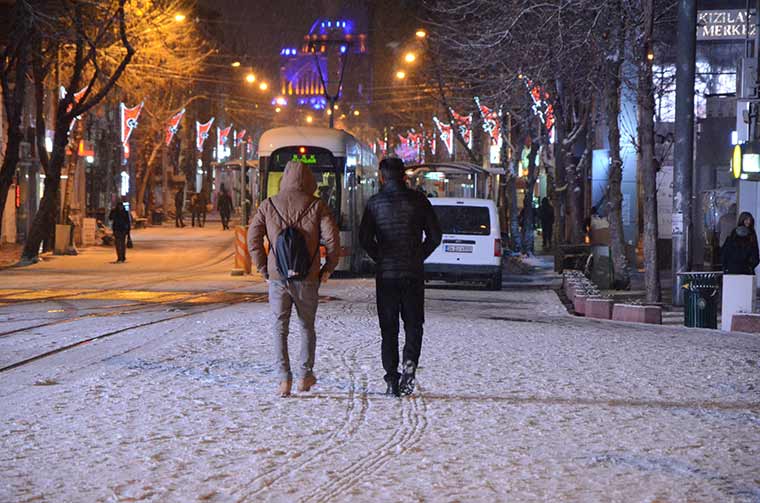 Eskişehir'de gece saatlerinden itibaren etkili olmaya başlayan kar yağışı, güzel görüntüler ortaya çıkardı.