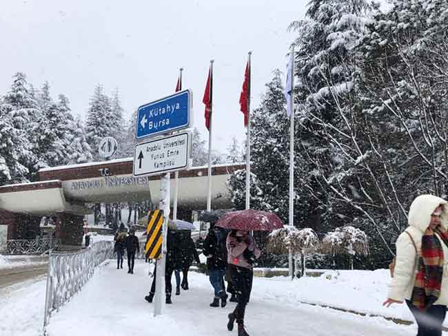 Eskişehir halkı, şehir merkezi ve birçok ilçesi gece başlayan yoğun kar yağışı nedeniyle güne beyaz örtü ile uyandı.