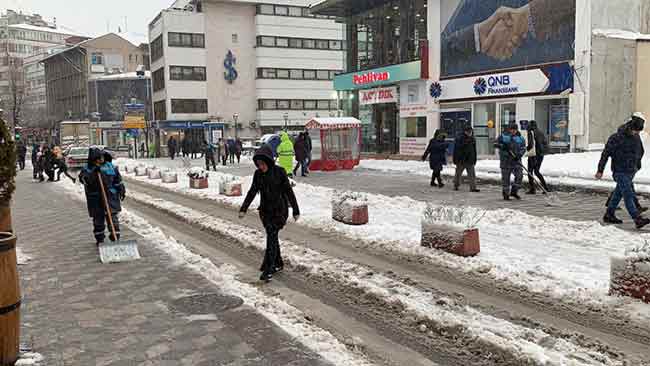 Eskişehir halkı, şehir merkezi ve birçok ilçesi gece başlayan yoğun kar yağışı nedeniyle güne beyaz örtü ile uyandı.