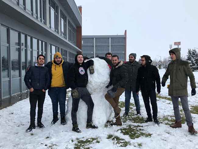 Eskişehir halkı, şehir merkezi ve birçok ilçesi gece başlayan yoğun kar yağışı nedeniyle güne beyaz örtü ile uyandı.