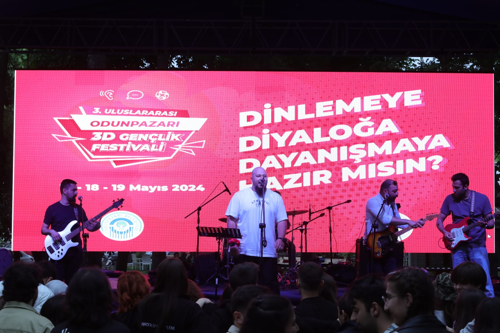 Festival boyunca dans gösterileri ve konserlerde düzenlendi. Festivalin üçüncü gününde sahne gösterileri, Odunpazarı Belediyesi Halk Oyunları Ekibinin dans gösterisi ile başladı. Ardından da Odunpazarı Belediyesi’nin kardeş belediyeleri Kıbrıs Lefke, Kıbrıs Mehmetçik, Kayseri Melikgazi ve Bulgaristan Razgrad’dan gelen konuklar, sahnede dans gösterileri yaptı. Kardeş belediyelerin renkli dans gösterilerinin ardından festivalin kapanış törenine geçildi.