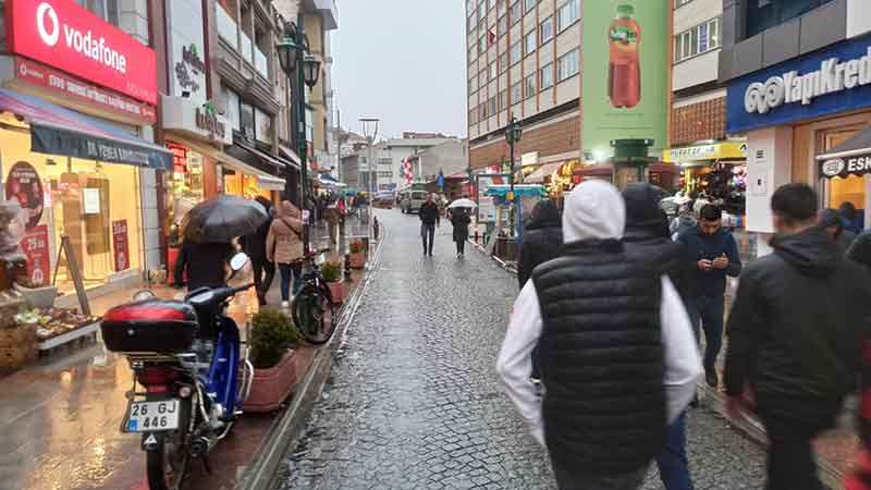 Özellikle kent merkezinde bastıran yağmura vatandaşların duyarlı olduğu görüldü. Meteorolojinin uyarılarını dikkate alan vatandaşlar şemsiye ve kabanlarıyla dışarı çıktı.