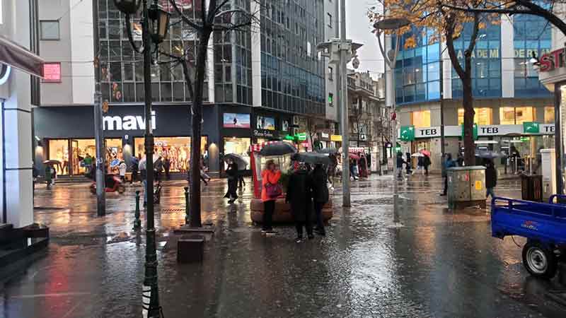 Yağmura hazırlıksız yakalanan vatandaşlar ise saçak altlarında yağmurun dinmesini beklediği gözlendi.