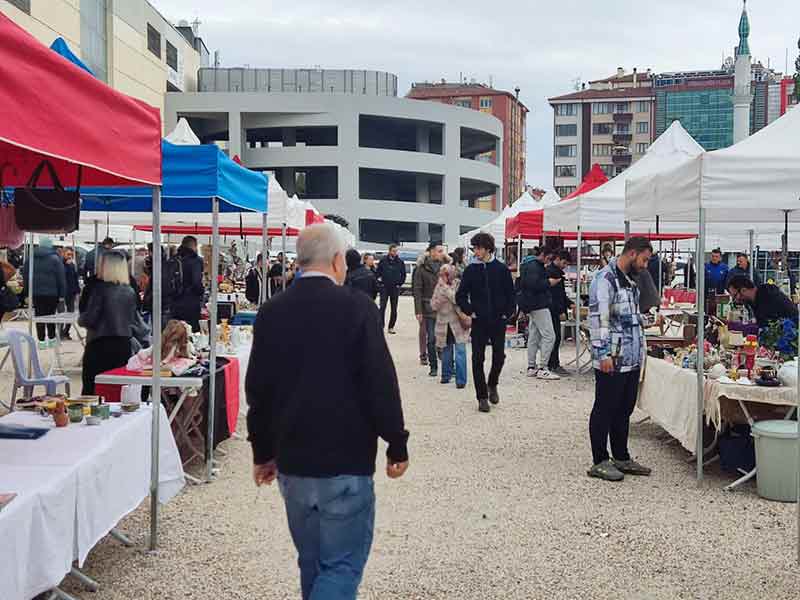 Eskişehir’de her ayın ikinci hafta sonu kurulan antika pazarı, sabahın erken saatlerinden itibaren antika severleri ve nostalji tutkunlarını ağırlıyor.