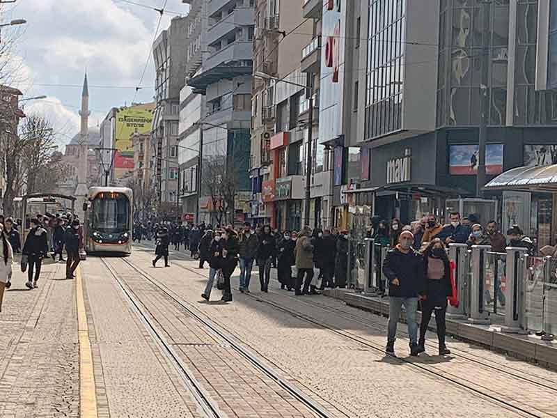 Güneşli havayla beraber hava sıcaklığı da hissedilir derecede arttı. 