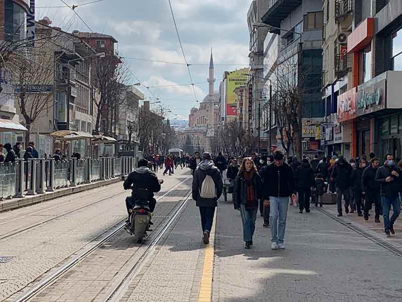 Öte yandan, korona virüs önlemleri kapsamında uygulanan açık havada maske zorunluluğu uygulamasının kaldırılmasının ardından bazı vatandaşların maskeli bazı vatandaşların maskesiz olarak gezdiği görüldü.