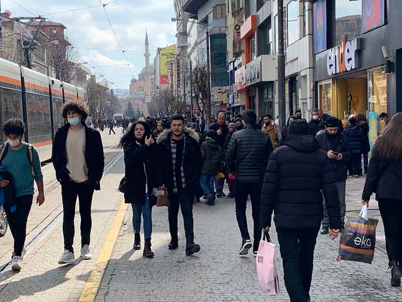 Hafta sonu hava sıcaklıklarının hissedilir şekilde artması sonrasında Eskişehirliler dışarıya akın etti.