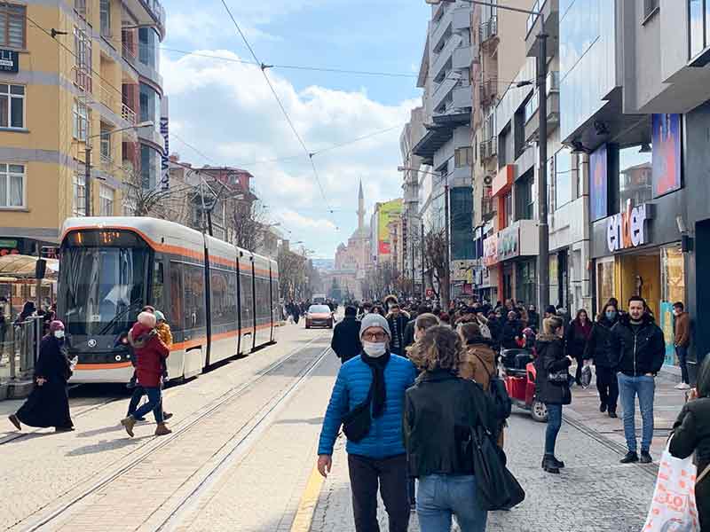 Hafta sonu hava sıcaklıklarının hissedilir şekilde artması sonrasında Eskişehirliler dışarıya akın etti.