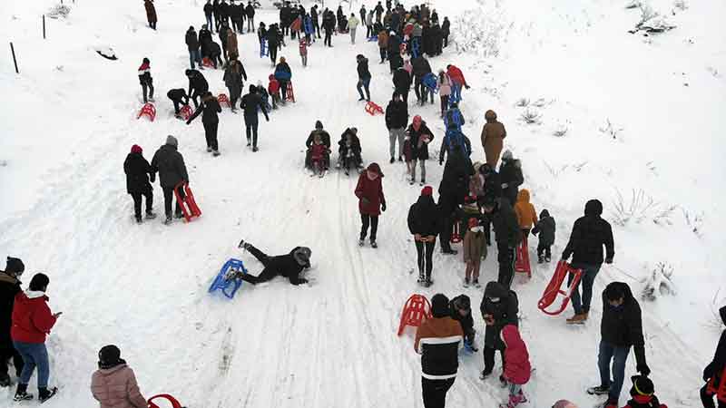 Ailesiyle birlikte kızakla kaymaya gelen Rıfat Çetin, “Ben küçükken burada yaşıyordum. O zamanlarda arkadaşlarla kendi aramızda gelip kayıyorduk. Büyüdükten sonra bizim için çok güzel bir anı oldu. İnşallah hatıralarımızda kalacak. Çok güzel eğleniyoruz” şeklinde konuştu.