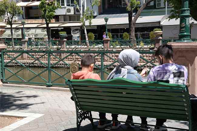 Eskişehir'de güzel havayı görünce kendini sokağa atan vatandaşlar, aileleriyle birlikte şehrin sembolü olan Porsuk çayının göz dolduran manzarasının tadını çıkardı.