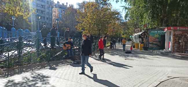 Eskişehir'de soğuk havanın hissedildiği son günlerde yüzünü gösteren güneş ile vatandaşlar kendilerini dışarı attı.